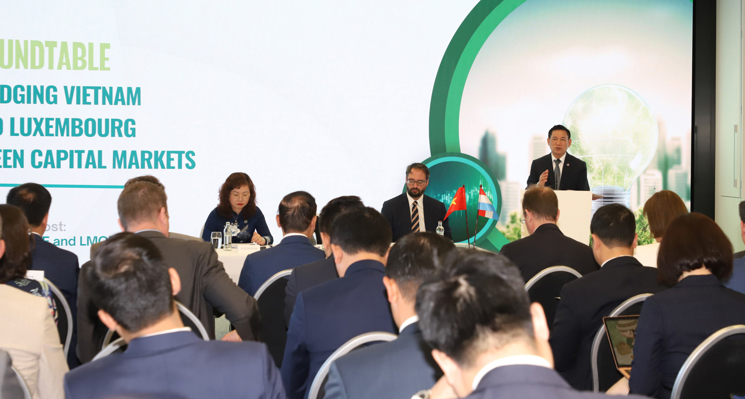 Bộ trưởng Hồ Đức Phớc chủ trì Hội nghị bàn tròn về kết nối thị trường vốn với chủ đề “Kết nối Việt Nam - Luxembourg xây dựng thị trường vốn xanh” tại Sở Giao dịch Chứng khoán Luxembourg (6/7/2023).
