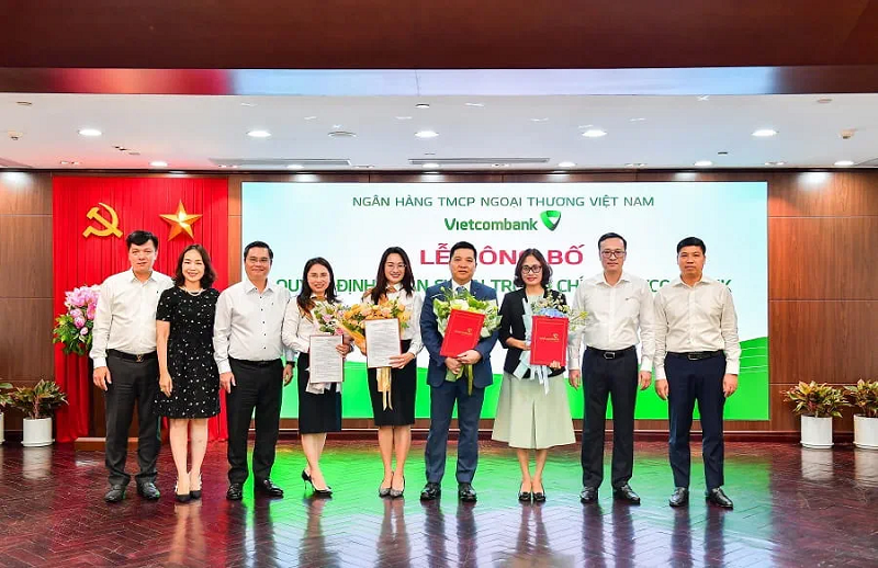 Các cán bộ được bổ nhiệm chụp ảnh cùng Ban lãnh đạo Vietcombank