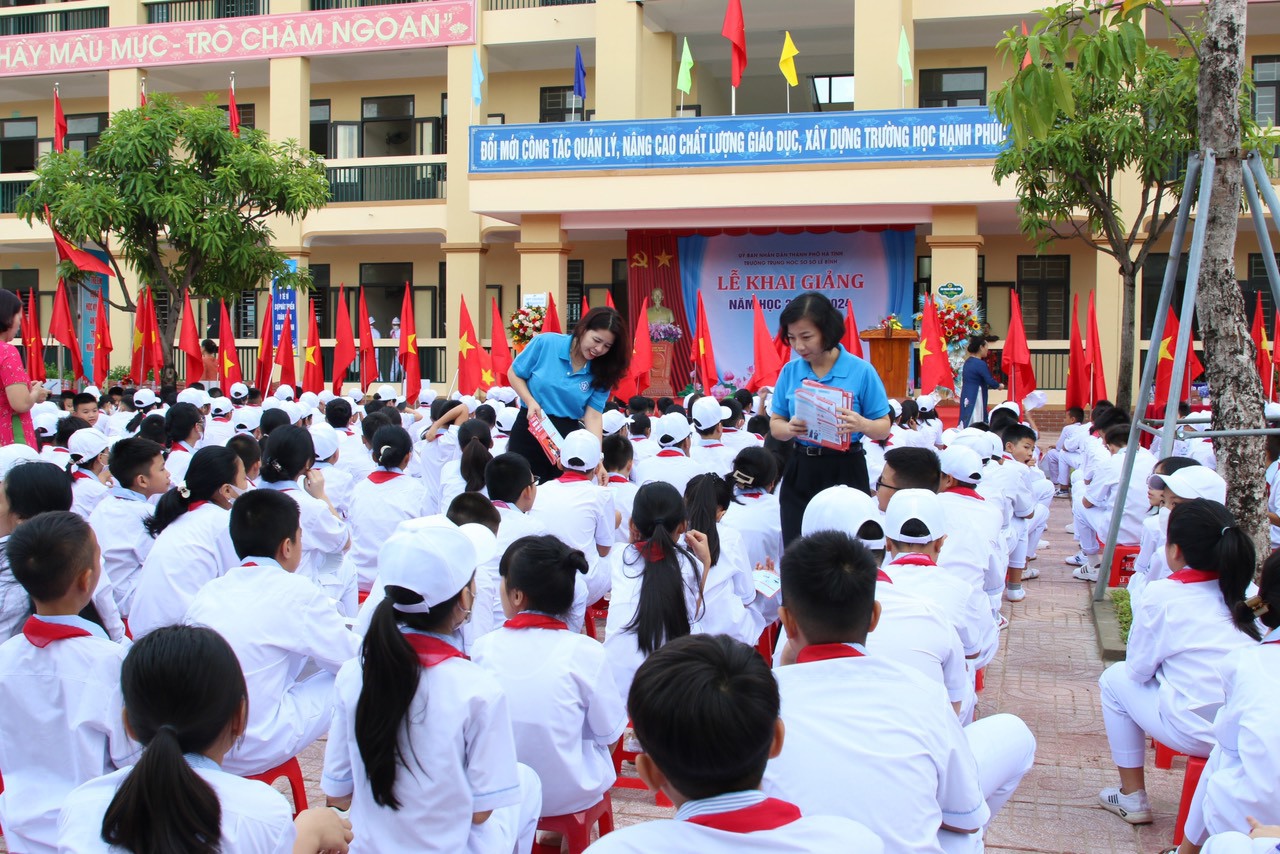 BHXH  Hà Tĩnh ra quân tuyên truyền BHYT học sinh tại các trường học.