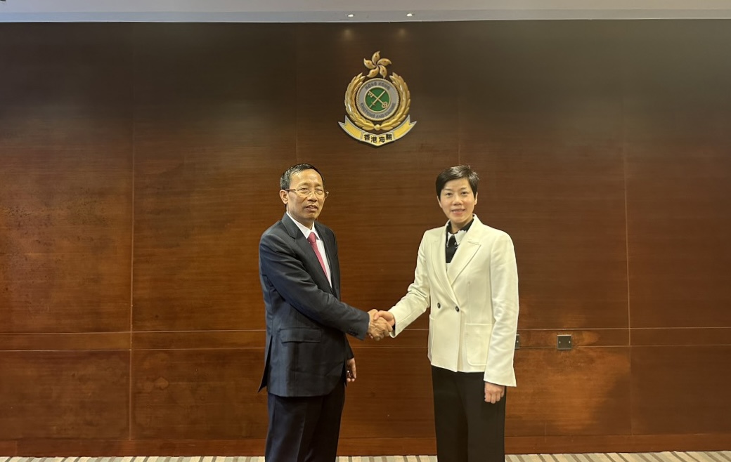 Tổng cục trưởng Hải quan Việt Nam, ông Nguyễn Văn Cẩn và Tổng Cục trưởng Cơ quan Hải quan và Thuế Hồng Kông - Trung Quốc, bà Hà Bội San.