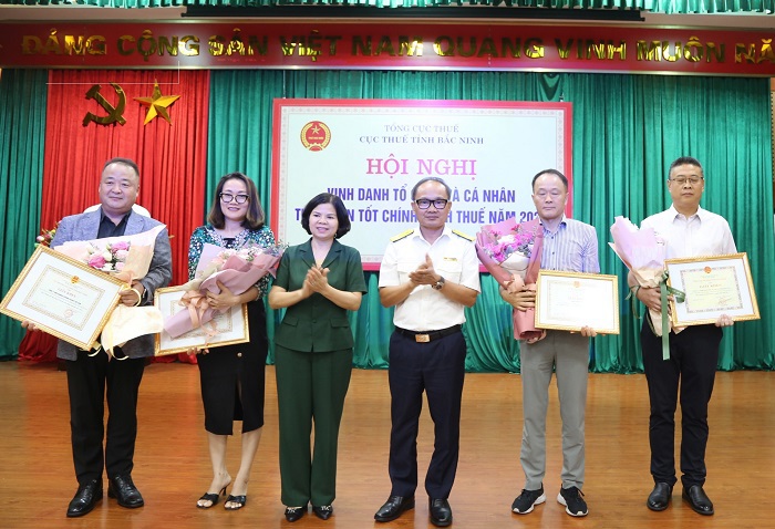 Chủ tịch UBND tỉnh Nguyễn Hương Giang và Cục trưởng Cục Thuế Bắc Ninh Ngô Xuân Tòng chúc mừng các tổ chức, cá nhân được nhận Bằng khen của Bộ trưởng Bộ Tài chính.