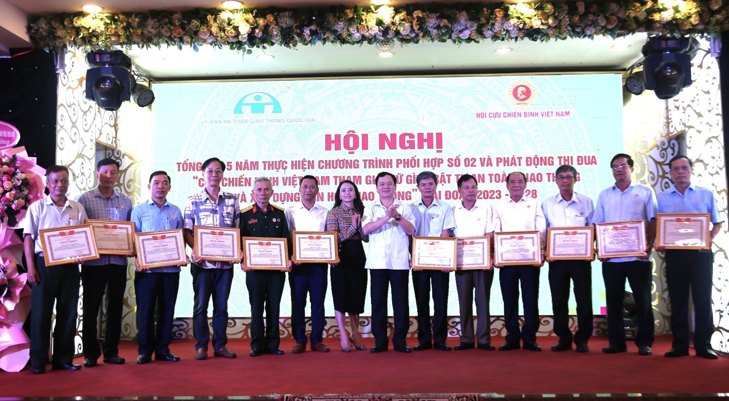 Đại diện Quỹ Bảo hiểm xe cơ giới trao hỗ trợ khen thưởng cho các tập thể và cá nhân Hội Cựu chiến binh Việt Nam có thành tích xuất sắc.