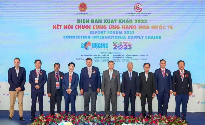Ông Nguyễn Việt Cường - Phó Tổng Giám đốc Vietcombank (ngoài cùng bên phải) chụp ảnh cùng các đại biểu tham dự Diễn đàn xuất khẩu 2023 “Kết nối chuỗi cung ứng hàng hóa quốc tế” 