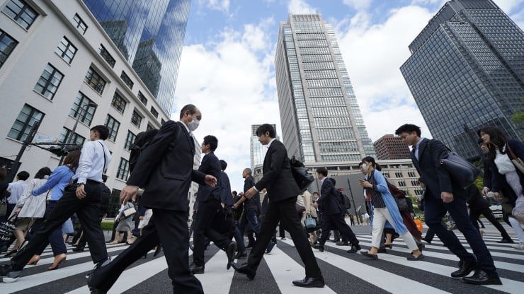 Thủ tướng Nhật Bản Fumio Kishida vừa công bố kế hoạch về gói hỗ trợ kinh tế mới nhằm tìm cách điều hướng nền kinh tế vượt qua cuộc khủng hoảng.