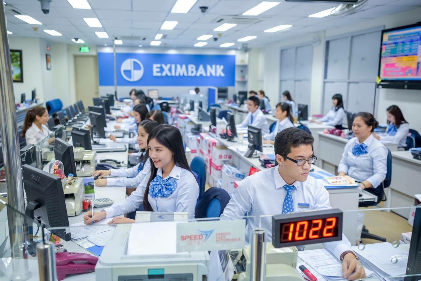 Eximbank niêm yết biểu lãi suất huy động với mức giảm từ 0,3-0,5%/năm tại nhiều kỳ hạn. Ảnh: EIB