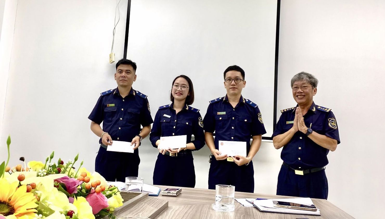 Lãnh đạo Chi cục Hải quan Cửa khẩu Sân bay quốc tế Đà Nẵng khen thưởng công chức có thành tích bắt giữ lô hàng lậu 20 chiếc iPhone 15 Pro Max.