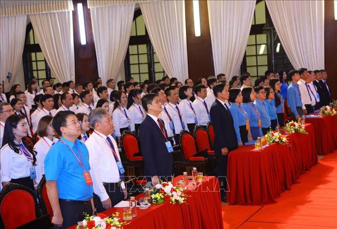 Các đại biểu thực hiện nghi thức chào cờ tại Phiên thứ nhất Đại hội Công đoàn Viên chức Việt Nam lần thứ VI, nhiệm kỳ 2023-2028. Ảnh: TTXVN