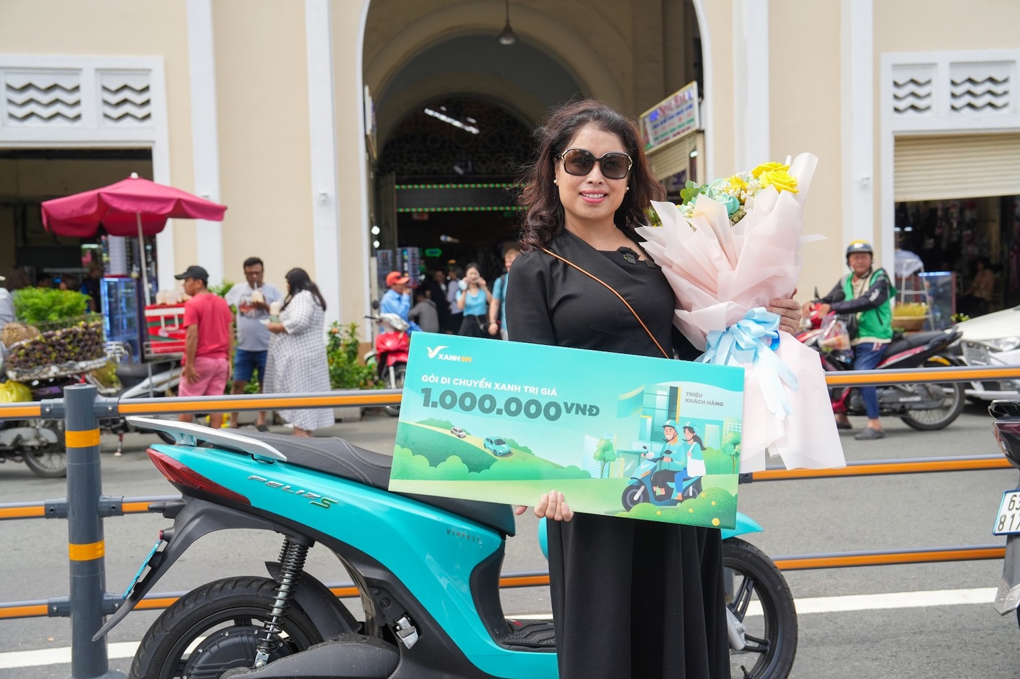 Chị Cáp Thị Thanh Ngân là khách hàng thứ 1.000.000 của Xanh SM Bike. Ảnh: VIC