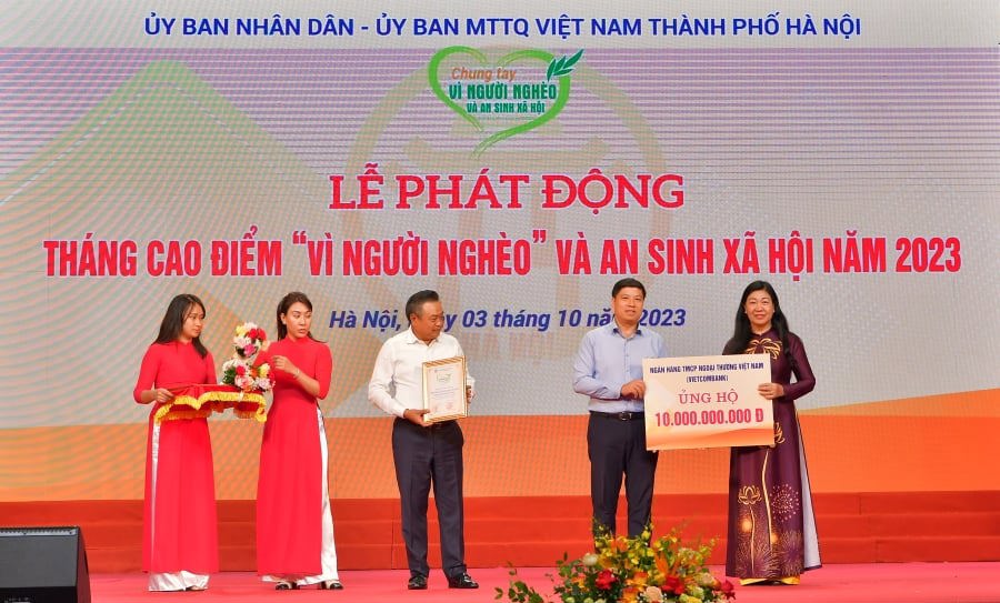 Ông Hồng Quang - Thành viên HĐQT kiêm Giám đốc Khối Nhân sự (thứ 2 từ phải sang) trao biển tượng trưng số tiền 10 tỷ đồng ủng hộ “Vì người nghèo” và an sinh xã hội  Tp Hà Nội năm 2023.