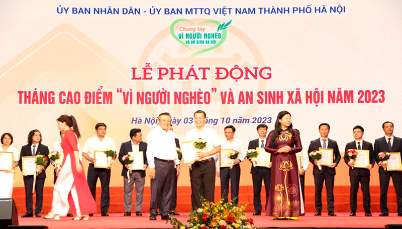 Đồng chí Trần Sỹ Thanh - Ủy viên Trung ương Đảng, Chủ tịch UBND Thành phố Hà Nội trao thư cảm ơn cho Tổng công ty UDIC tại buổi lễ.