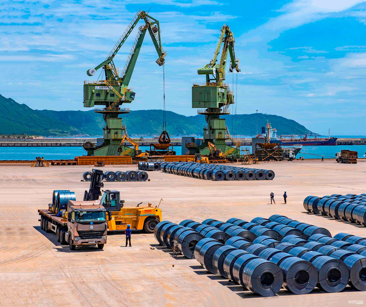 Bốc, dỡ hàng hóa tại cảng Sơn Dương, tỉnh Hà Tĩnh. Nguồn: nhiepanhdoisong.vn