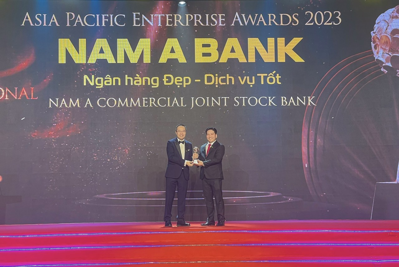 Đại diện Nam A Bank – Ông Trần Khải Hoàn, Phó Tổng Giám đốc thường trực nhận giải thưởng từ Ban tổ chức. Ảnh: Văn Vinh