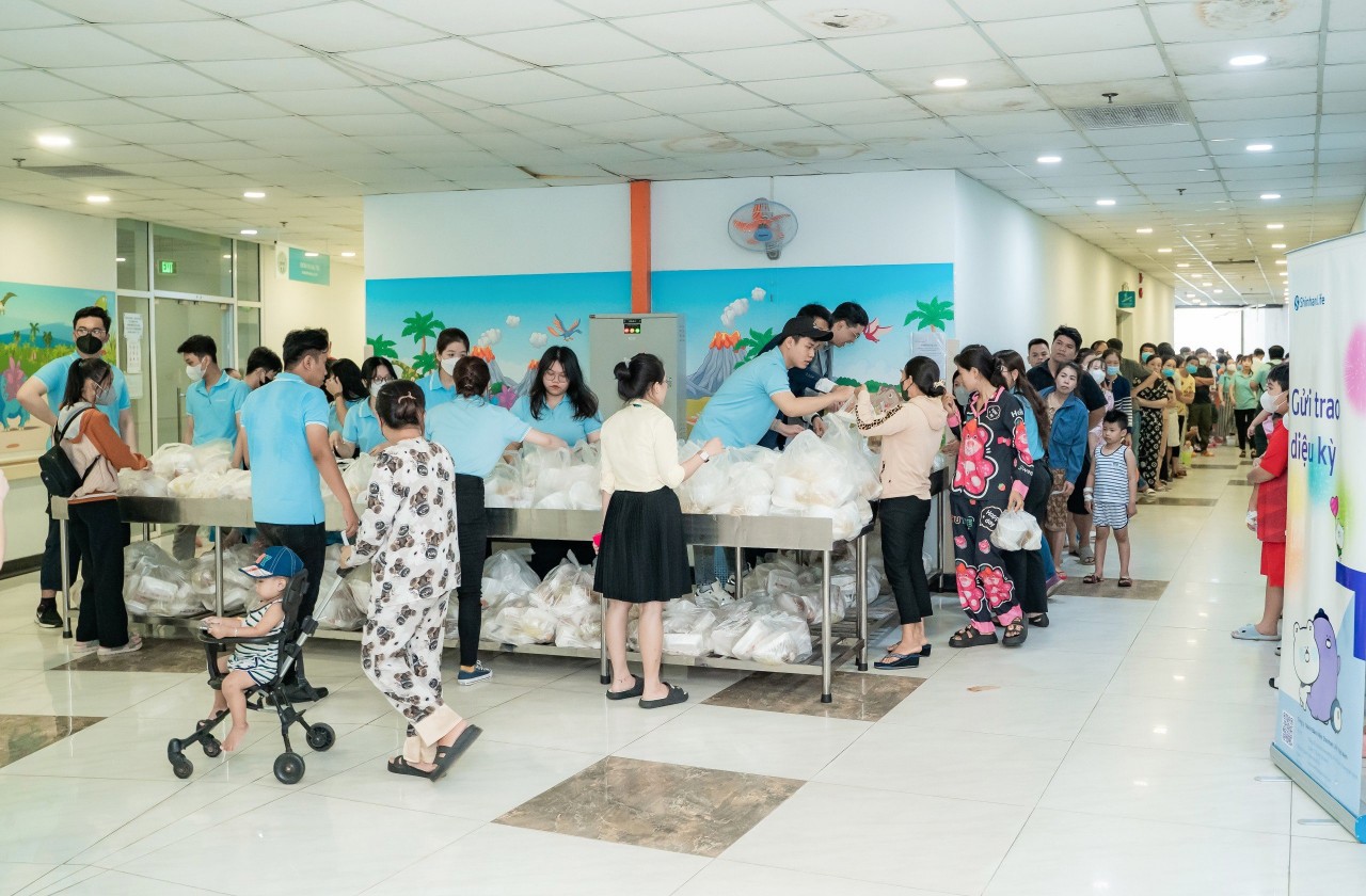 Shinhan Life Việt Nam trao tặng 1.200 suất ăn trưa cho bệnh nhi tại Bệnh viện Nhi đồng TP. Hồ Chí Minh.