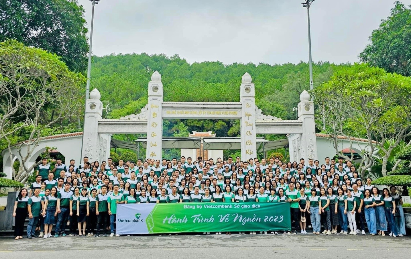 Đảng bộ Vietcombank Sở giao dịch chụp ảnh tại khu mộ 10 nữ anh hùng liệt sỹ thanh niên xung phong tại Ngã ba Đồng Lộc (Hà Tĩnh).
