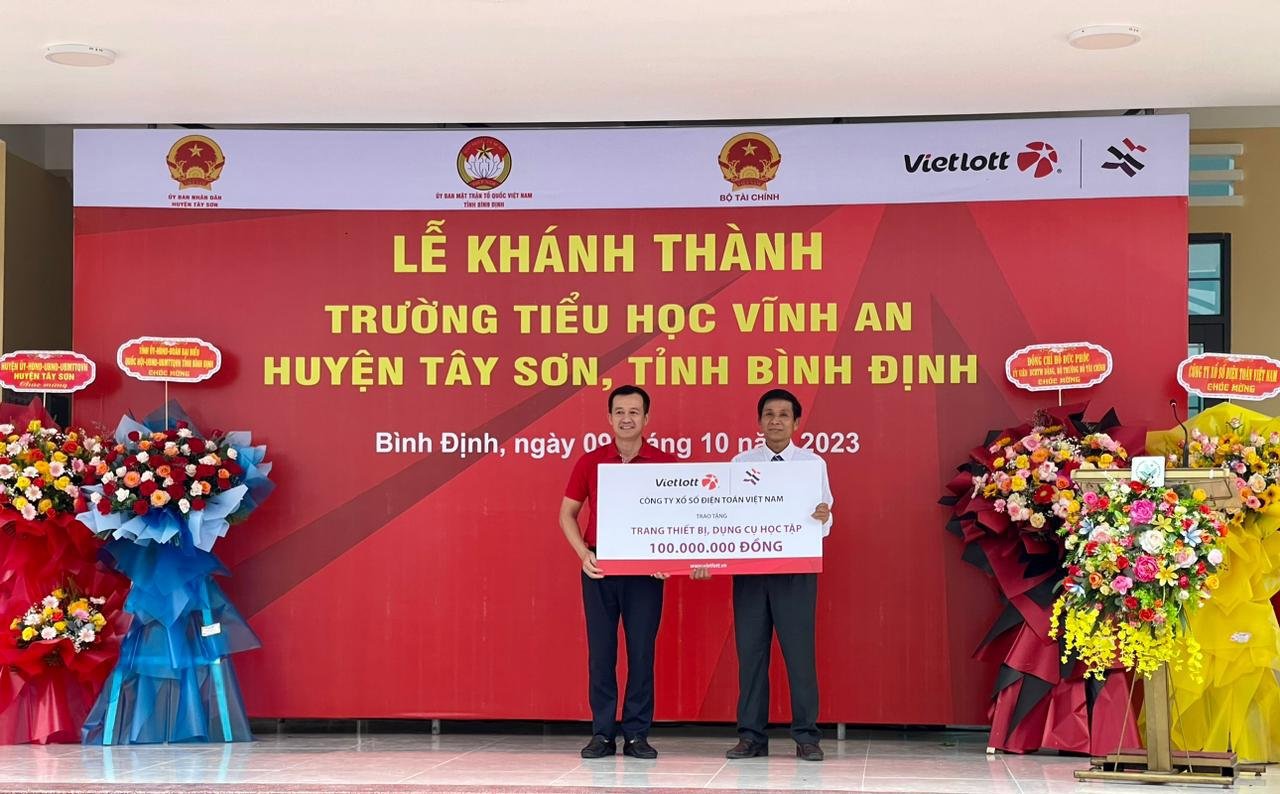 Ông Phạm Ngọc Tú - Phó Tổng Giám đốc phụ trách Vietlott thay mặt Công ty trao tặng trang thiết bị cho các em học sinh.