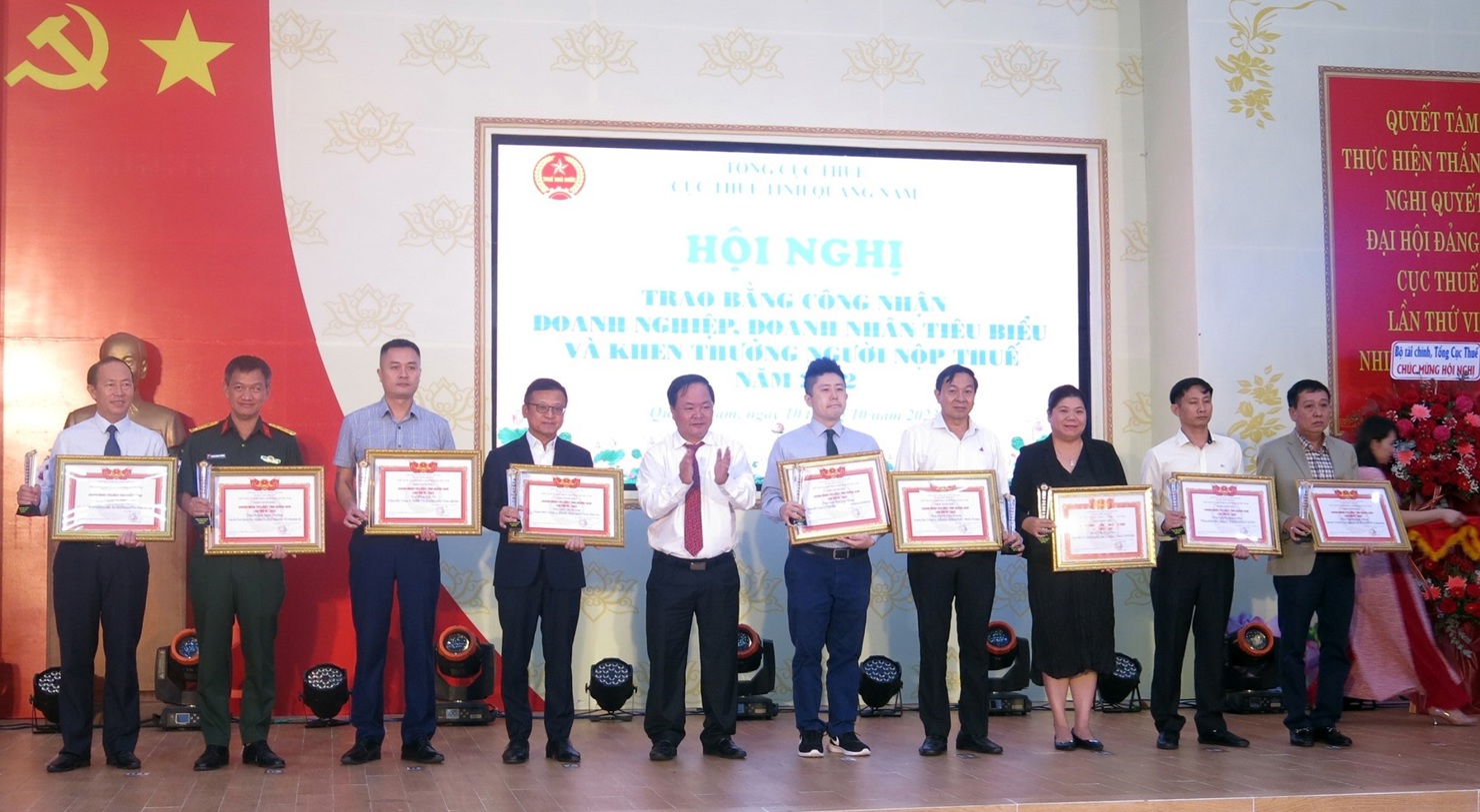 Phó Chủ tịch UBND tỉnh Nguyễn Hồng Quang trao bằng khen cho các doanh nghiệp, doanh nhân, người nộp thuế tốt. Ảnh: TD
