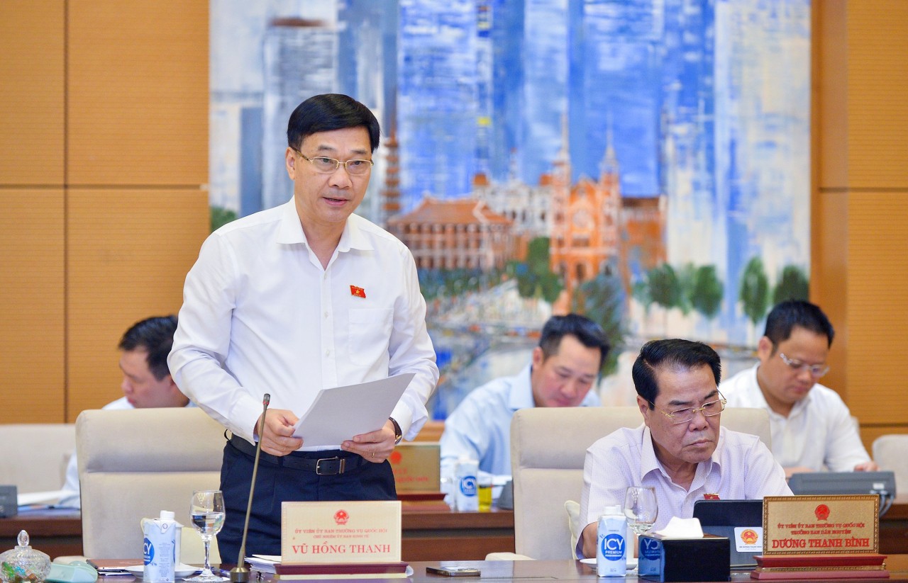 Chủ nhiệm Ủy ban Kinh tế Vũ Hồng Thanh trình bày báo cáo thẩm tra tại Phiên họp.