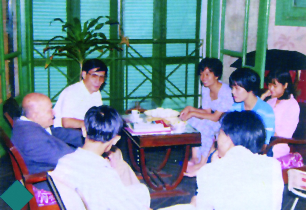 Tổng Biên tập Nguyễn Công Nghiệp cùng các cán bộ Tạp chí Tài chính đến thăm nguyên Bộ trưởng Bộ Tài chính Lê Văn Hiến (năm 1996)