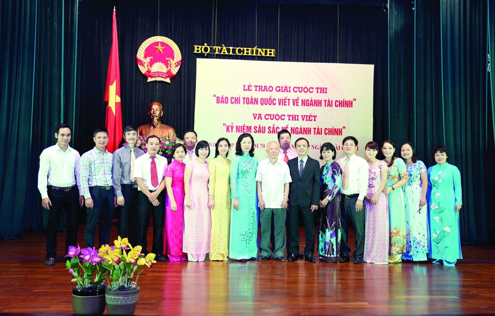 Nguyên Bộ trưởng Bộ Tài chính Hồ Tế, Thứ trưởng Bộ Tài chính Vũ Thị Mai cùng cán bộ, viên chức Tạp chí Tài chính tại Lễ trao giải cuộc thi "Báo chí toàn quốc  viết về ngành Tài chính" (năm 2018).