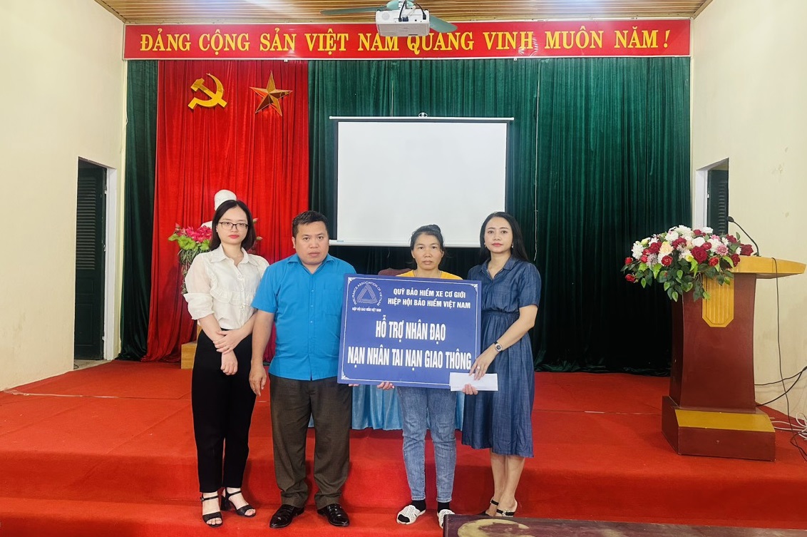 Đại diện Quỹ Bảo hiểm xe cơ giới trao hỗ trợ nhân đạo cho đại diện gia đình nạn nhân Hoàng Thị Nhung.