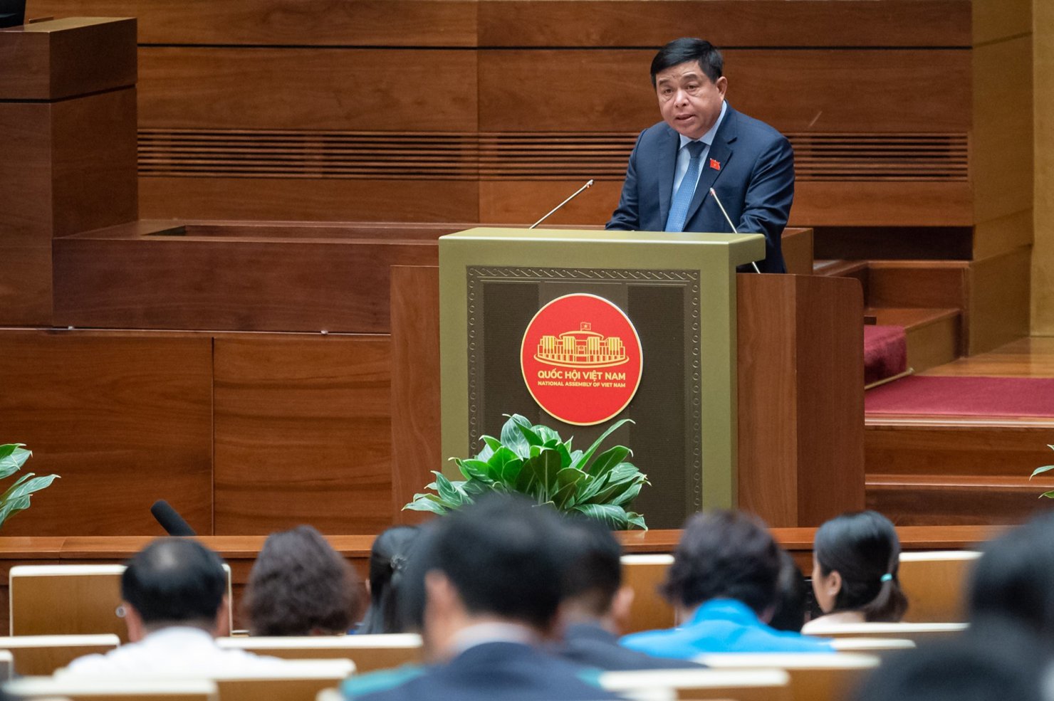 Bộ trưởng Bộ Kế hoạch và Đầu tư Nguyễn Chí Dũng báo cáo trước Quốc hội.