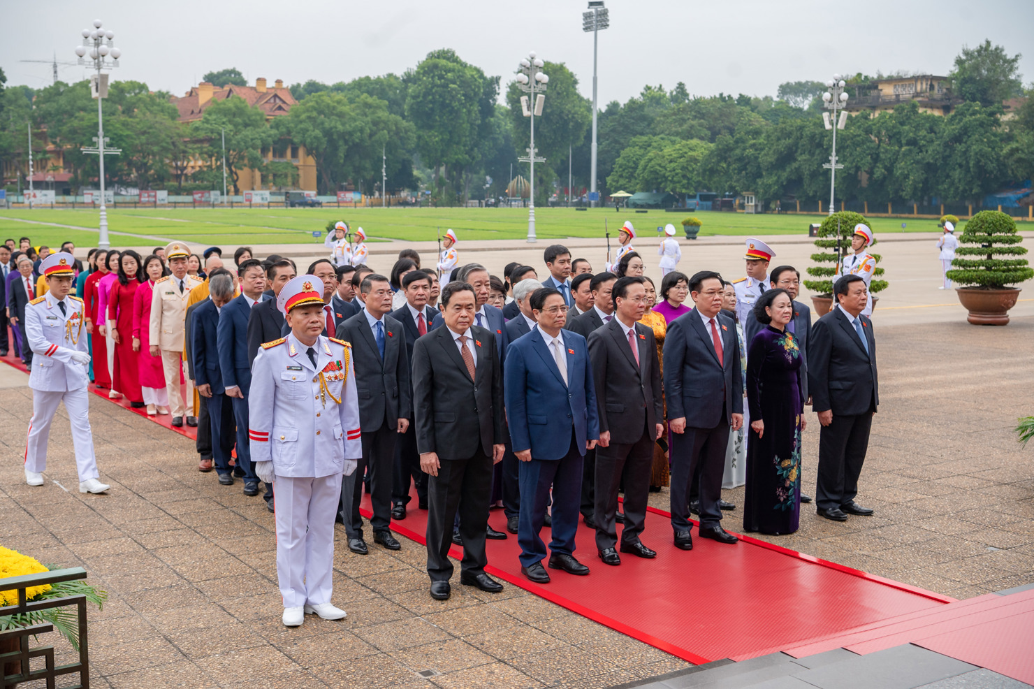 Lãnh đạo Đảng, Nhà nước cùng các đại biểu Quốc hội kính cẩn tỏ lòng biết ơn, lòng thành kính tưởng nhớ công lao to lớn của Chủ tịch Hồ Chí Minh