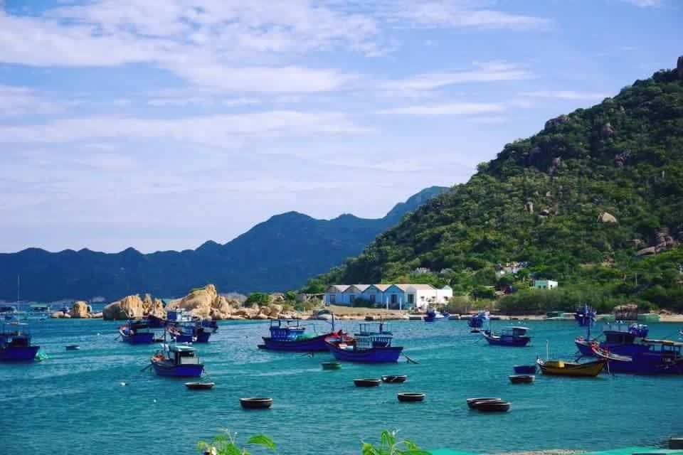 Biển và hải đảo Việt Nam có vai trò và vị thế đặc biệt quan trọng trong phát triển kinh tế - xã hội.