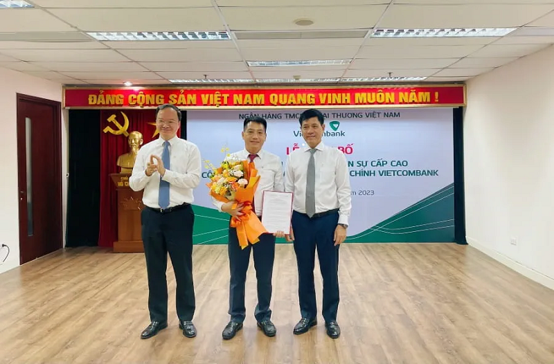 Ông Lê Quang Vinh - Phó Tổng Giám đốc Vietcombank (bên phải) trao quyết định và ông Nguyễn Trung Hà - Chủ tịch HĐTV VCBL (bên trái) tặng hoa chúc mừng ông Lưu Mạnh Hùng -  tân Giám đốc VCBL