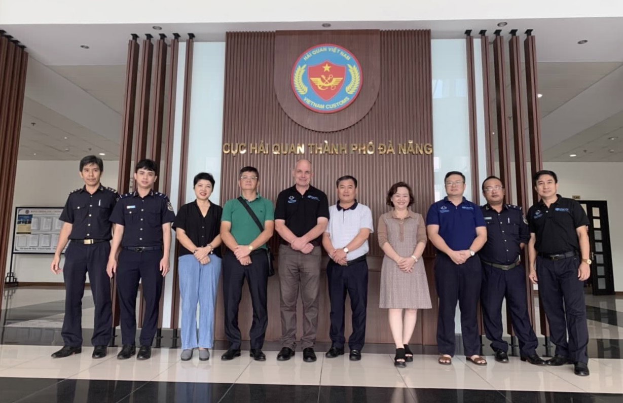 Chuyên gia Hải quan thế giới chụp ảnh lưu niện với các thành viên PCU Đà Nẵng.