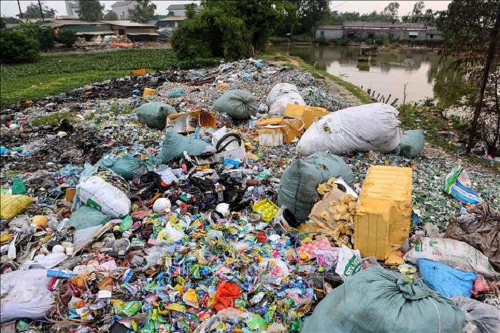 Ô nhiễm môi trường đất ở Việt Nam ảnh hưởng tiêu cực đến đời sống của sinh vật, sức khỏe con người hoặc làm suy thoái chất lượng môi trường.