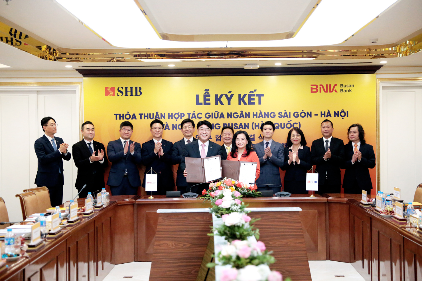 Ông Bang Seong-bin - Chủ tịch Hội đồng quản trị, Tổng Giám đốc Ngân hàng Busan và bà Ngô Thu Hà - Tổng Giám đốc SHB trao đổi thỏa thuận hợp tác.