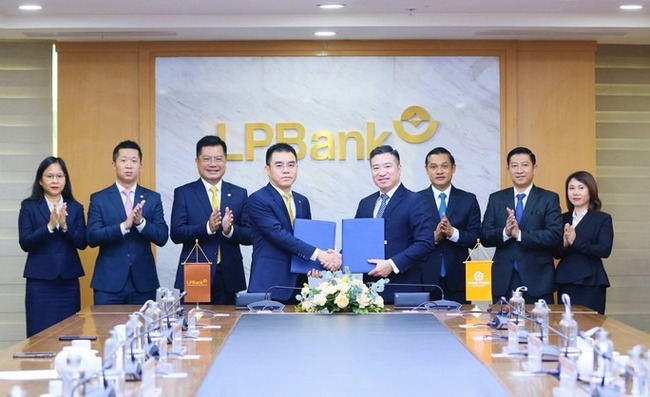Ông Hồ Nam Tiến - Tổng Giám đốc LPBank (bên trái) và ông Nguyễn Đình Trung - Chủ tịch Tập đoàn Hưng Thịnh (bên phải) thực hiện ký kết hợp đồng tín dụng. Ảnh: HTN.