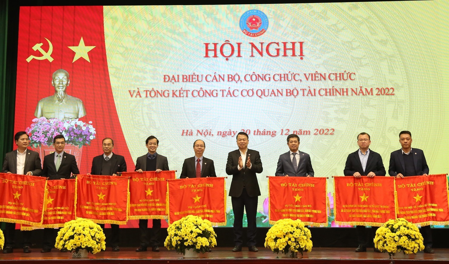 Thứ trưởng Nguyễn Đức Chi trao tặng Cờ thi đua của Bộ trưởng Bộ Tài chính cho các tập thể có thành tích hoàn thành xuất sắc nhiệm vụ, dẫn đầu phong trào thi đua yêu nước năm 2021.  