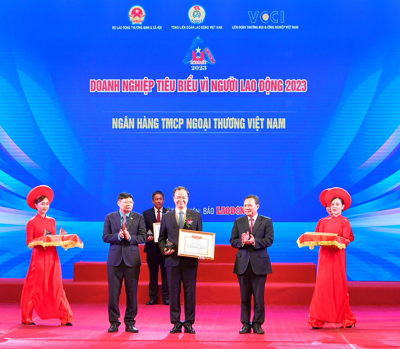 Ông Lê Quang Vinh - Phó Tổng Giám đốc đại diện Vietcombank nhận Bằng khen và Kỷ niệm chương