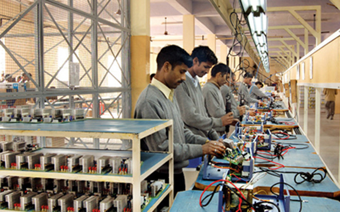 Ấn Độ có một thị trường khổng lồ cùng với các ưu đãi của Chính phủ và lực lượng lao động giá rẻ dồi dào.