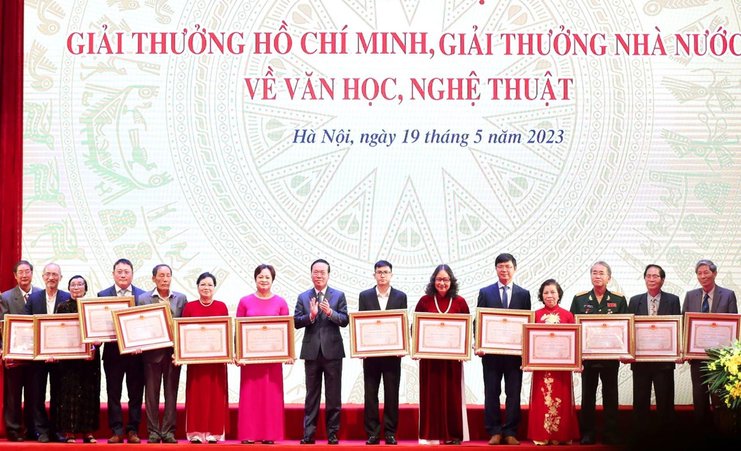 Bộ Tài chính tạm ứng trước hơn 30,8 tỷ đồng từ nguồn ngân quỹ nhà nước tạm thời nhàn rỗi để bổ sung kinh phí cho các Hội văn học nghệ thuật kịp thời chi trả tiền thưởng giải thưởng cho các tác giả, đồng tác giả.