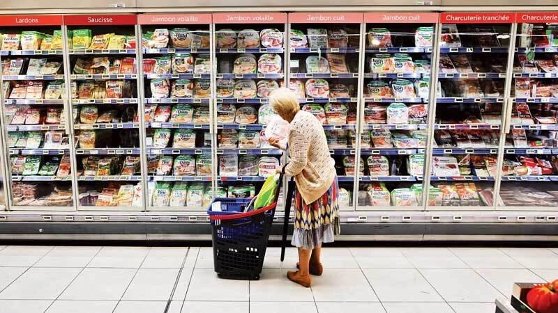 Người dân mua sắm tại một siêu thị ở thành phố Nice của Pháp. Ảnh: Reuters