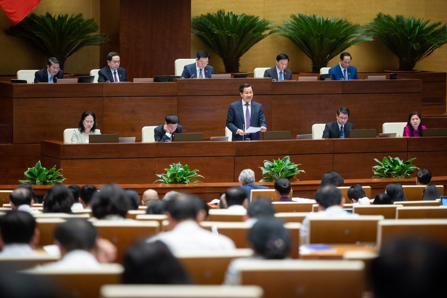 Phó Thủ tướng Chính phủ Lê Minh Khái trả lời chất vấn trước Quốc hội. 