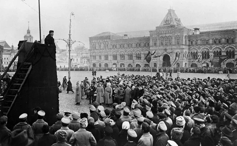 V.I. Lê-nin đọc diễn văn tại Quảng trường Đỏ ở Moskva trong Lễ kỷ niệm một năm Ngày Cách mạng Tháng Mười Nga thành công, ngày 7/11/1918. 