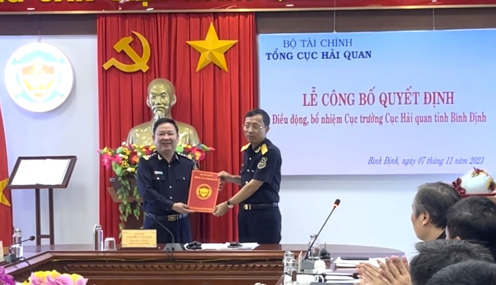 Tổng cục trưởng Tổng cục Hải quan Nguyễn Văn Cẩn trao Quyết định điều động, bổ nhiệm cho tân Cục trưởng Cục Hải quan Bình Định Lê Văn Nhuận.