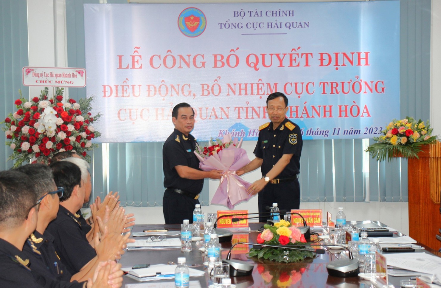 Tổng cục trưởng Tổng cục Hải quan Nguyễn Văn Cẩn trao quyết định bổ nhiệm cho tân Cục trưởng Cục Hải quan Khánh Hòa Vũ Lê Quân.
