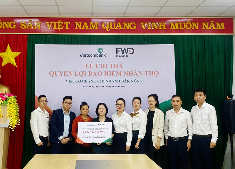 Đại diện Vietcombank Đăk Nông và FWD thực hiện chi trả quyền lợi bảo hiểm cho khách hàng