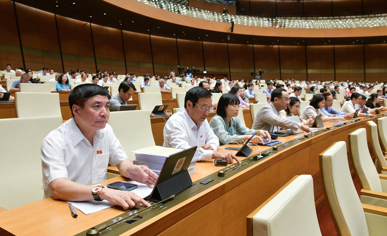 Các đại biểu bấm nút biểu quyết thông qua Nghị quyết về phương án phân bổ ngân sách trung ương năm 2024.