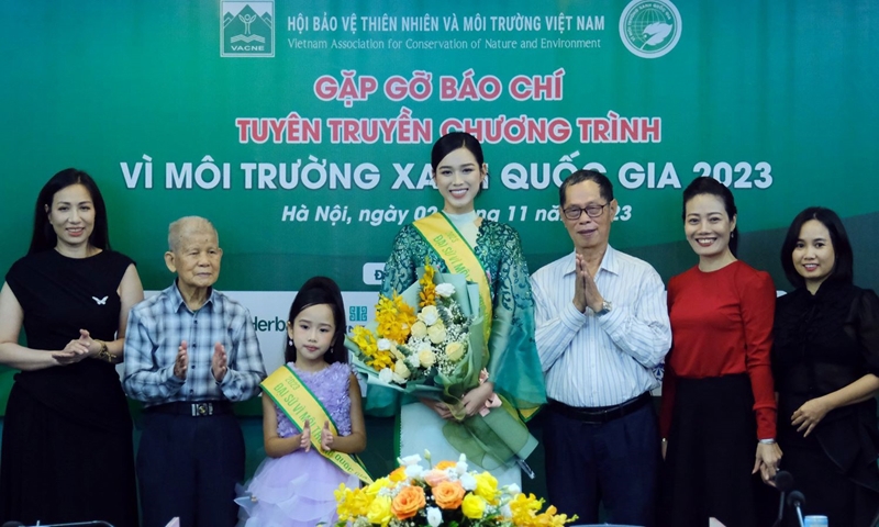 Ban Tổ chức trao sách và hoa tặng Đại sứ Thiện chí vì môi trường xanh quốc gia, Hoa hậu Việt Nam năm 2020 Đỗ Thị Hà. 