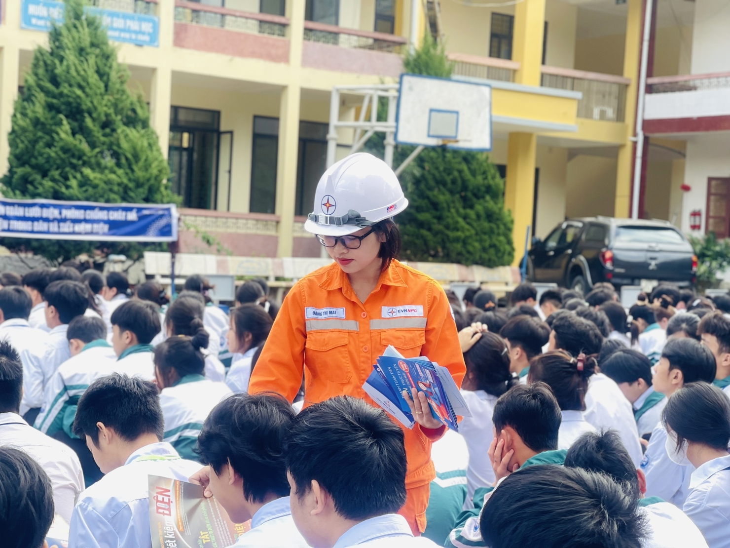 Công nhân Điện lực Mường Chà, PC Điện Biên tuyên truyền an toàn hành lang lưới điện tại trường học.