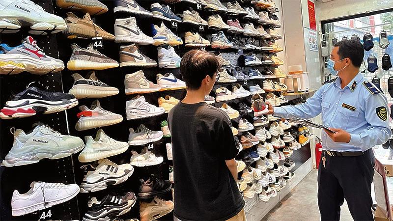 Đội Quản lý thị trường số 4 phát hiện nhiều giày, dép không có hóa đơn chứng từ tại một cửa hàng trên địa bàn phường Tân Định, Quận 1. Ảnh: Cục Quản lý thị trường