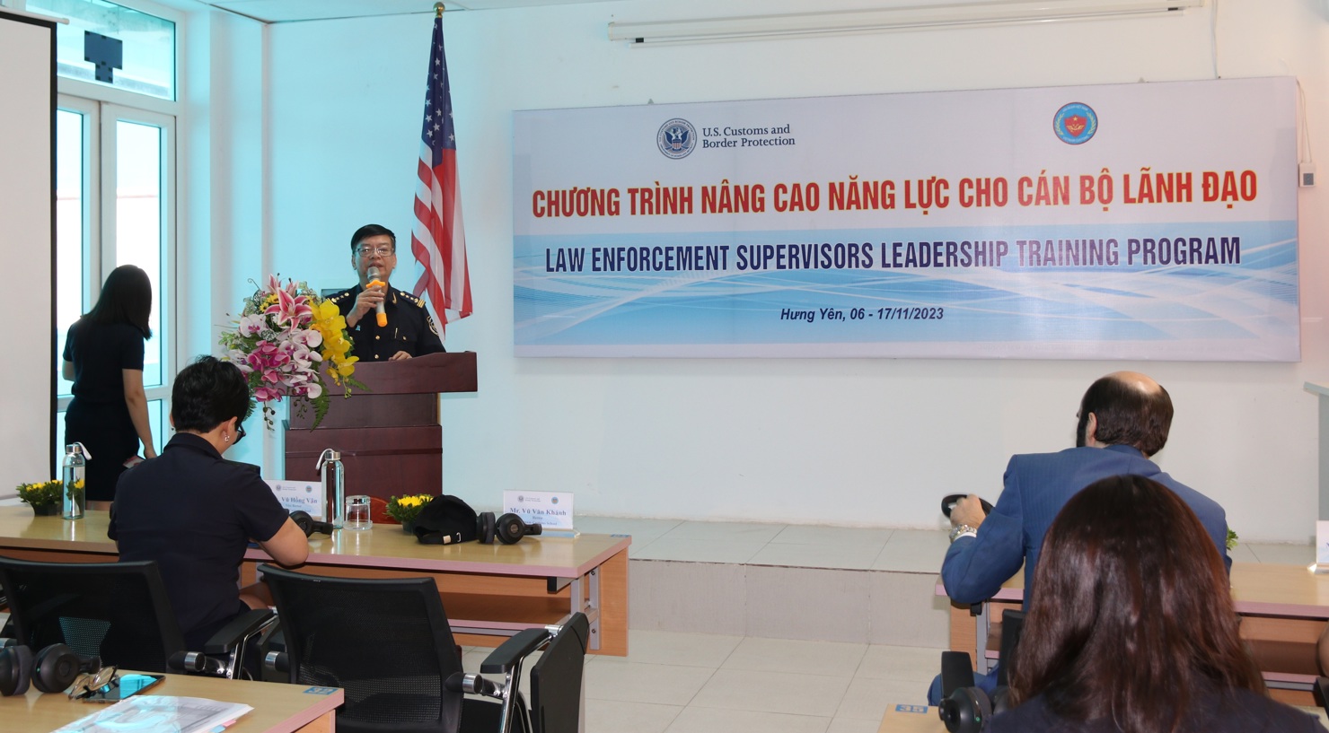 Hiệu trưởng Vũ Văn Khánh phát biểu tại Lễ Khai giảng khóa đào tạo “Chương trình nâng cao năng lực cho cán bộ lãnh đạo” trong khuôn khổ hợp tác song phương với Hải quan Hoa Kỳ.