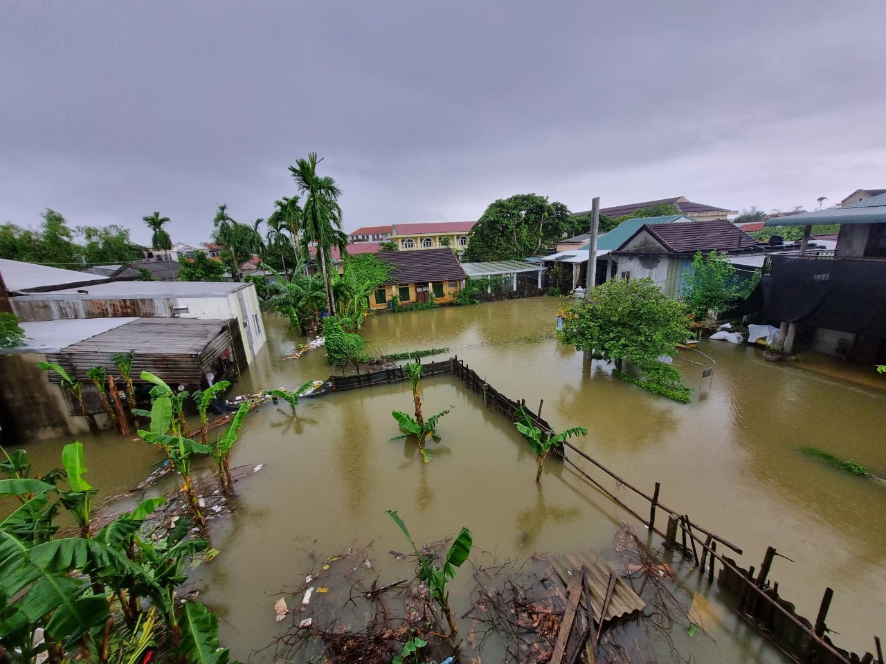 Thủ tướng yêu cầu Chủ tịch UBND tỉnh Thừa Thiên Huế và các tỉnh, thành phố triển khai lực lượng canh gác, kiểm soát chặt chẽ, hướng dẫn giao thông an toàn cho người và phương tiện.