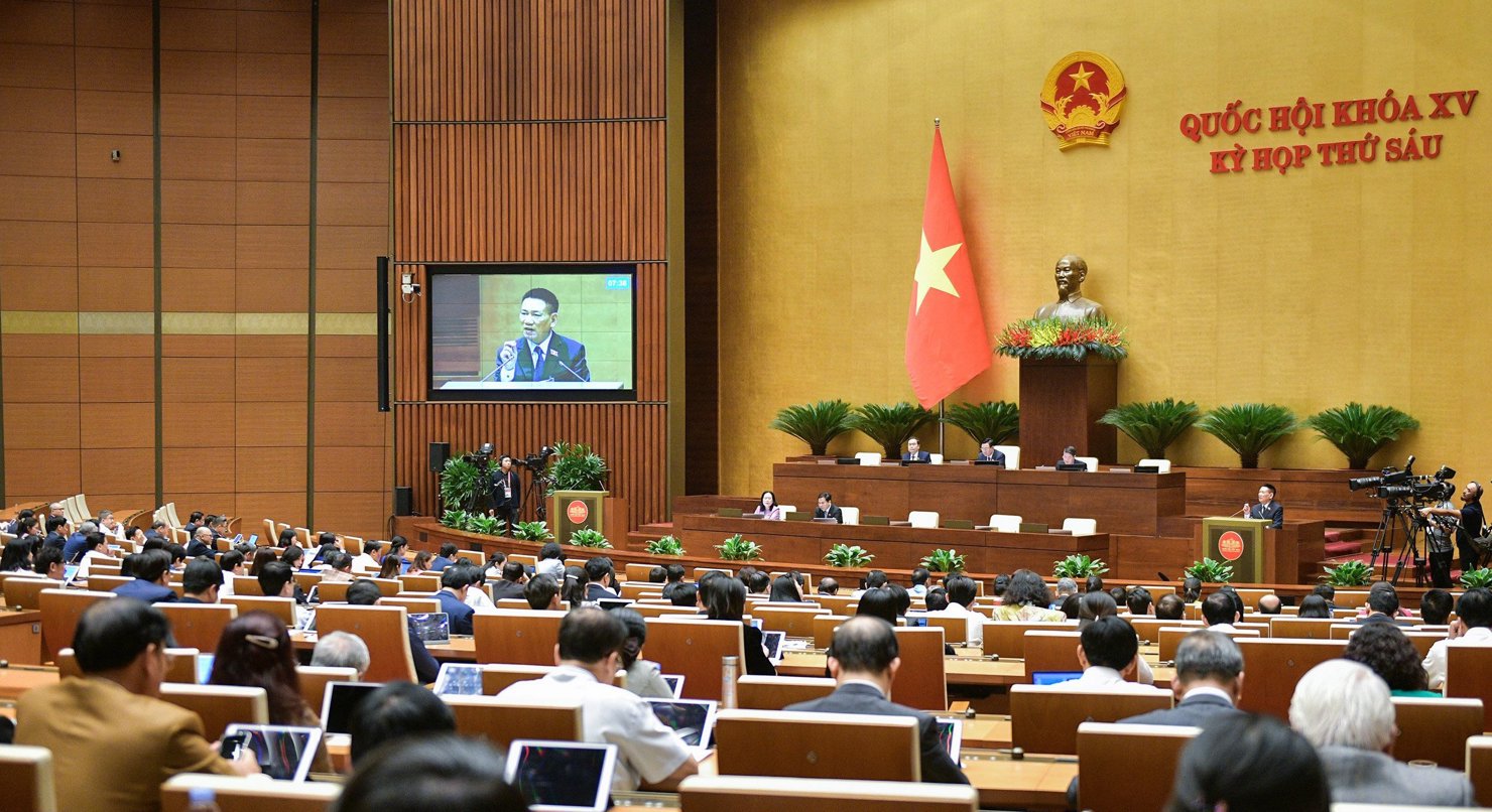 Bộ trưởng Bộ Tài chính Hồ Đức Phớc trình bày Tờ trình tóm tắt về dự án nghị quyết của quốc hội về giảm thuế giá trị gia tăng. 