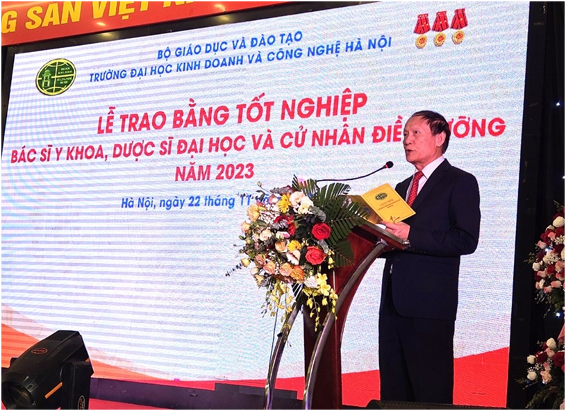 GS., TS. Nguyễn Công Nghiệp, Phó Hiệu trưởng Thường trực nhà trường phát biểu tại buổi lễ.